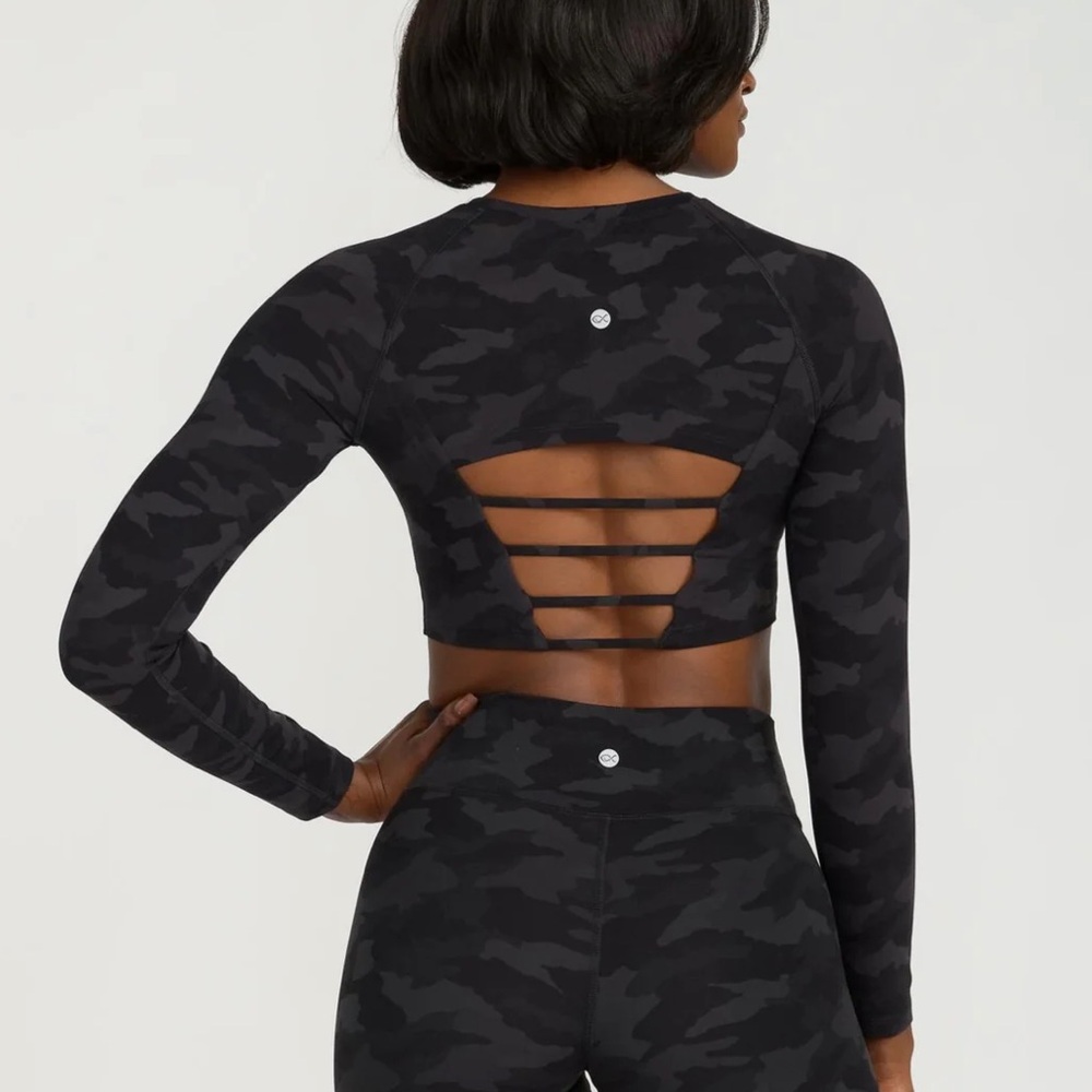Southern Athletica Long Sleeve Desire Crop Top in Black Camo Size 6 Strappy Back
